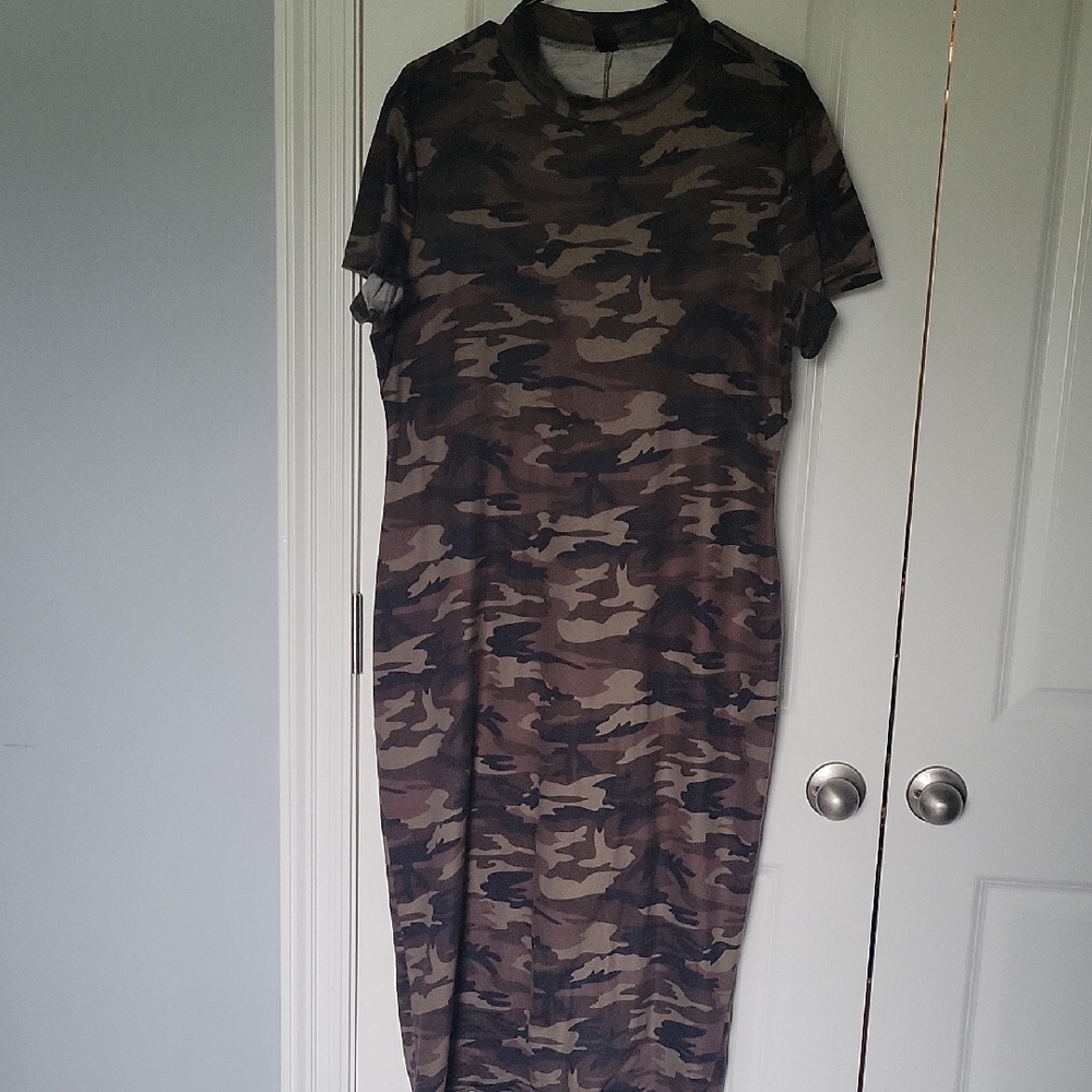 SHEIN Mulvari Plus Split Back Camo Print Bodycon Dress